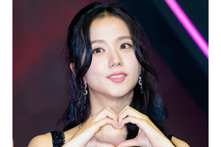 BLACKPINK・ジス、“ピチ”っとタイト衣装で圧巻スタイルあらわに…「ドキドキが止まらない」【PHOTO】 画像