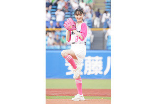 菅井友香がミニ丈パンツスタイルで始球式に登場、‟アイドルらしい”投球フォームを披露 画像