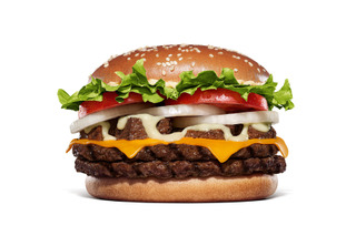 本格芳醇チーズソースがたまらない!バーガーキング、角切り牛肩ロース使用の新作バーガーを明日発売 画像