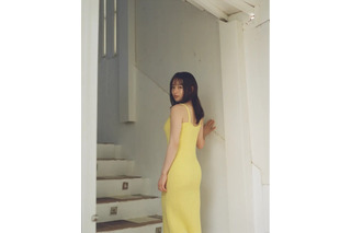 桜井日奈子、ニットワンピ着こなした見返り美人カット公開!……2026年カレンダーブック 画像