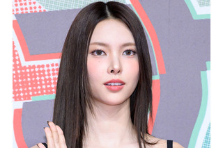 まるでお人形…ILLIT・ユナ、“くるくるウェーブヘア”で放つキュートな魅力にファン悶絶「言葉が出ない」【PHOTO】 画像