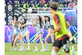 IVEのサッカー始球式での“露出衣装”、「自分たちが選んで着た」から問題ないのか 評価が真っ二つのワケ 画像
