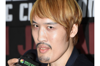 巨人チェ・ホンマン、“韓国サッカーの英雄”をお姫様抱っこ 相手は恥ずかしがって乙女のような照れ隠し 画像
