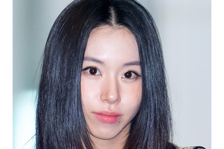 腕にはタトゥーがチラリ TWICE・チェヨンが美貌際立つ“へそ出し”オフショット公開【PHOTO】 画像