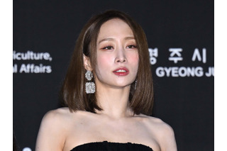 KARA・ニコル、胸元開いた衣装で際立つボリューム感！肩のタトゥーも堂々公開「美しすぎる」【PHOTO】 画像