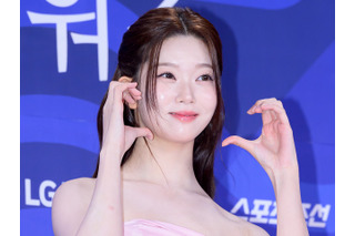 Billlieの日本人メンバー・ツキ、胸元が大胆に開いたトップスで妖艶な魅力披露【PHOTO】 画像