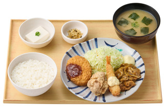やよい軒、人気おかず4品を一度に堪能!「やよい合い盛り定食」19日より890円で販売 画像