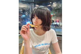 のん、夏らしい肩上ボブヘアにイメチェン！ポテチ頬張るラフな姿公開 画像