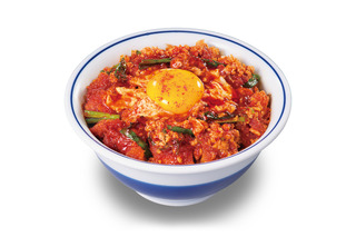 ラー油×唐辛子でカツの旨みアップ！かつや、「赤辛カツ丼」と「カレーカツ丼」が18日より新登場 画像