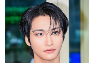「皆生きてる?」ATEEZ・ソンファ、筋骨隆々な上半身が話題!夕陽に当たる美しい姿【PHOTO】 画像