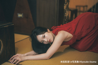 本田真凜、大人っぽい赤ドレス姿で妖艶な表情見せる！台湾のレトロ喫茶＆バーで撮影 画像
