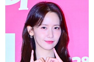 少女時代・ユナ、黒スーツ＆赤シャツの“イケメン”な魅力披露！共演俳優と雑誌の表紙に登場 画像