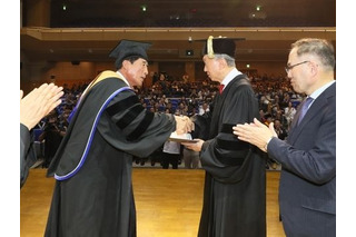 鳩山由紀夫元首相、韓国大学から名誉博士号を授与　「日本の生きた良心」と現地メディア紹介 画像