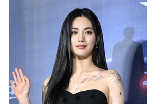 下着付けずに素肌に…「世界で最も美しい顔」1位のナナ、大胆姿が話題　全身タトゥーも消えて 画像