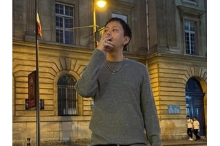 K-POPカップルのパリ喫煙写真が物議「不法であることを知らなかったのか」 画像