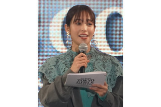 鷲見玲奈、ミニ丈ゴルフウェアで美脚披露!新作クラブの打ち心地に感動 画像
