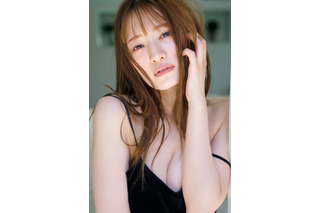 元乃木坂46・中田花奈、はだけた黒キャミから“美谷間”披露! 画像