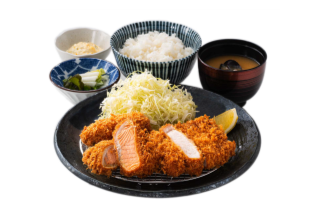 秋鮭の柔らかくジューシーな旨み!とんかつ神楽坂さくら、「北海道産秋鮭フライ」を9月3日から販売 画像