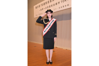 玉田志織、世田谷交通安全大使に就任!可愛すぎる警察官制服姿を披露 画像