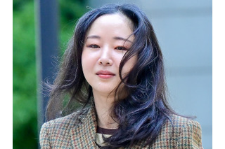 【独自写真】“NewJeansの母”ミン・ヒジン氏が公の場に登場　HYBEとの裁判に出廷、報道陣には無言の笑顔 画像