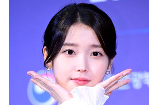IU、ドラマ『おつかれさま』で自身の幼い頃を演じた子役と再会!公演での2SHOTが話題 画像