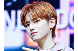 BOYNEXTDOOR・リウ、鮮やかな“オレンジヘア”で雑誌表紙に登場!愛犬との癒しカットも公開【PHOTO】 画像