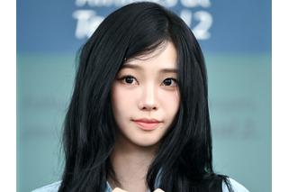 aespa・カリナ、“無欠点美貌”に視線集中!小顔際立つ爽やかルックでミラノに出国【PHOTO】 画像