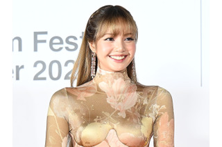 BLACKPINK・リサ、胸元の線がくっきり…ぴっちりドレス着た圧巻美貌!渦中の坂口健太郎との姿も【PHOTO】 画像