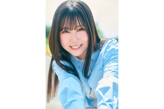日向坂46・鶴崎仁香、爽やかシャツ姿の撮り下ろしカットが公開! 画像