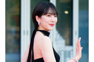 まるでアニメキャラ？KARA・ジヨン、“超ミニ丈”パンツに黒革の穴開きロングブーツ姿で魅了【PHOTO】 画像