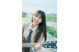 日向坂46・下田衣珠季、ブレザー姿でキュートな笑顔！ギターを奏でるSHOTを公開 画像