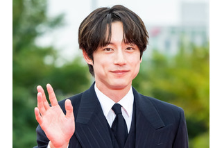 「また痩せた?」坂口健太郎が韓国授賞式のレッドカーペットに登場!優しい笑顔でファンサービス【PHOTO】 画像