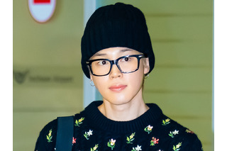 花柄ニットで際立つキュートさ!BTS・JIMINがパリ・ファッションウィークを終えて無事帰国【PHOTO】 画像