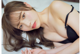 元NGT48・川越紗彩、肩紐をずらしたランジェリーショット!1st写真集より本人セレクトカットが公開 画像
