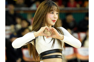 「ハンパない!」新婚ホヤホヤの韓国チアガール、“美太もも丸見せ”大胆ミニスカで視線強奪【PHOTO】 画像