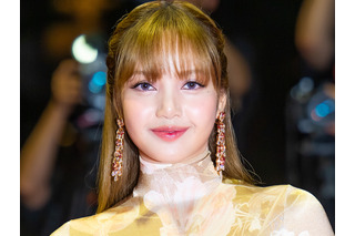 インナー透け透け…BLACKPINK・リサ、“衝撃シースルー”ドレス姿で圧巻スタイル!「ほぼランジェリー」【PHOTO】 画像