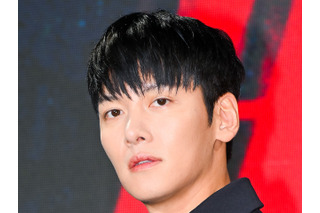 俳優チ・チャンウク、パリで見せた圧倒的カリスマ性が話題!ダンディーなルックに視線釘付け 画像