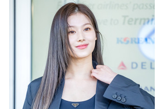 見えちゃう…TWICE・サナ、超ミニスカ姿のしゃがみSHOT!危険な丈にハラハラ【PHOTO】 画像