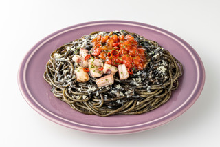 真っ黒グルメが大集合!セブンイレブン、「イカ墨パスタ」や「プリンケーキパフェ」などハロウィン限定商品を発売 画像