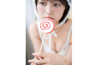 元SKE48・北野瑠華、ポップな衣装で美谷間チラ見せ!セクシーな紙面カットを披露 画像