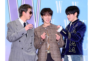 Vは大胆な胸元おはだけで色気全開！やんちゃRM、フェミニンJ-HOPEと“連結ハート”披露【独自写真】 画像