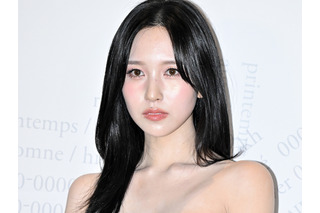 深スリットから太ももあらわ…TWICE・ミナ、圧巻ドレス姿でファン魅了！「心臓耐えられん」【PHOTO】 画像