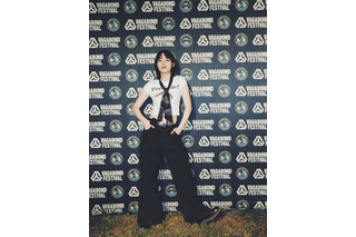 のん、台湾フェス出演を報告!“へそ出し”ロックコーデのオフショットに反響 画像