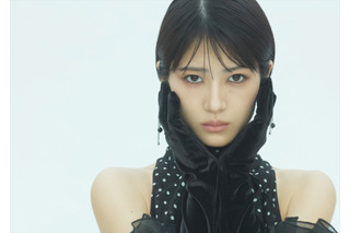 元乃木坂46・若月佑美、デビュー15周年記念カレンダーが発売決定!クラシカルな衣装でクールな魅力放つ 画像