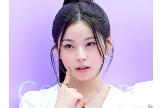 NMIXXの“末っ子”ギュジン、“紐ワンピ”着てしゃがむ上目遣いSHOTに悶絶…色白肌にも注目【PHOTO】 画像