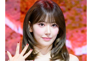 衝撃の“マイナス10歳肌”!LE SSERAFIM・宮脇咲良、胸元パックリドレスで見せた奇跡の透明感【PHOTO】 画像