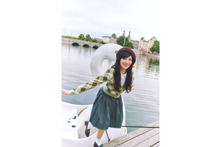 日向坂46・河田陽菜、コペンハーゲンで“デート風”ショット！弾ける笑顔の先行カットを披露 画像