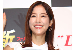 ルーズソックスもかわいい！鷲見玲奈、ミニスカゴルフウェア姿披露 画像