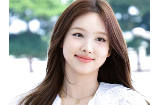 長い美脚丸出し！TWICE・ナヨンの肉体美浮き上がる衣装姿が素敵　ミナとの密着肩乗せショットも【PHOTO】 画像