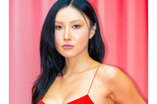 胸元がスキだらけ…“公然わいせつ”と告発された妖艶さはそのままに、減量で大変身したファサの近況【PHOTO】 画像